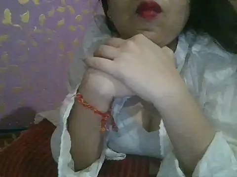 Snapshot of Qween_Seelu chatting on 07-27-26, 02:40 Qween Seelu online show from 07-27-26, 02:40