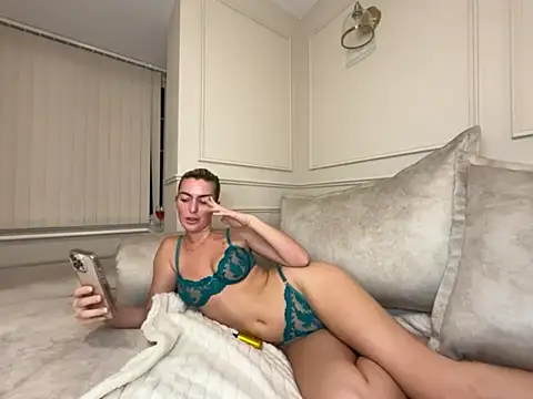 Lola RaeX online show from 04-16-26, 08:20