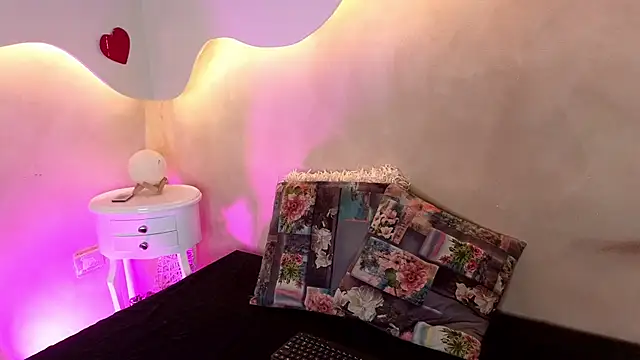BellaRouxxx online show from 04-24-26, 12:07