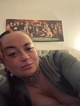 PrettyLittleCee online show from 03-25-26, 10:16