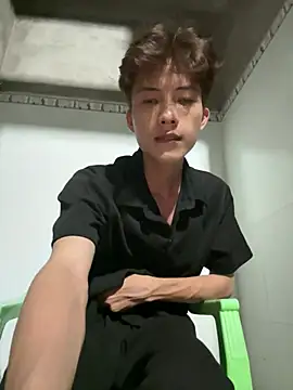 Nguyencuong1999 online show from 05-12-26, 07:22