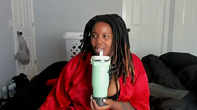 Snapshot of locsofchocolate chatting on 04-15-26, 09:48 locsofchocolate online show from 04-15-26, 09:48