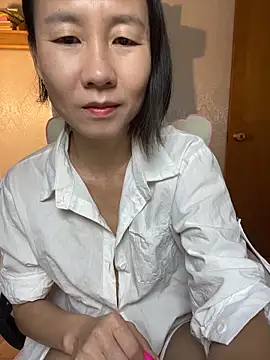 Snapshot of lilysister66 chatting on 06-19-26, 04:33 lilysister66 online show from 06-19-26, 04:33
