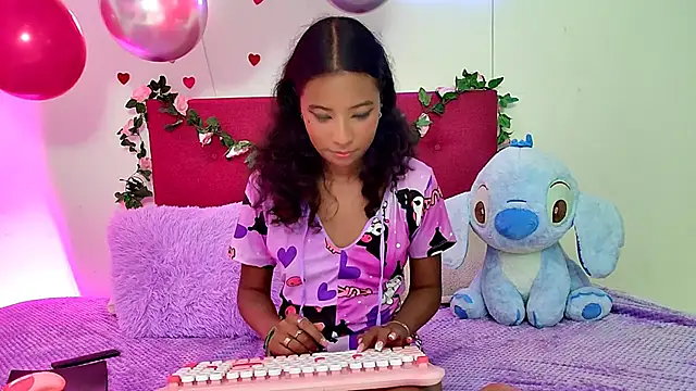 Snapshot of Ellie_Cute7 chatting on 06-11-26, 07:34 Ellie Cute7 online show from 06-11-26, 07:34