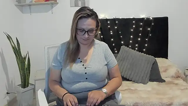 Snapshot of Just_evangeline chatting on 04-01-26, 02:36 Just evangeline online show from 04-01-26, 02:36