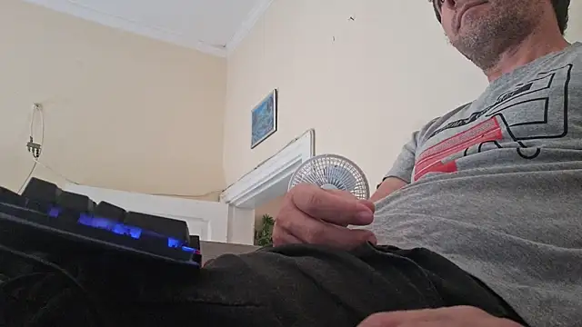 Snapshot of Sueliton2 chatting on 04-02-26, 11:08 Sueliton2 online show from 04-02-26, 11:08