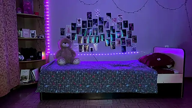 MoonRavelle online show from 04-01-26, 02:58