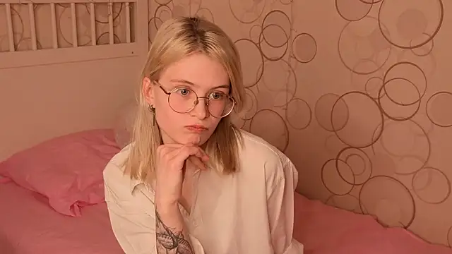 Snapshot of CarleySuski chatting on 03-28-26, 05:07 CarleySuski online show from 03-28-26, 05:07