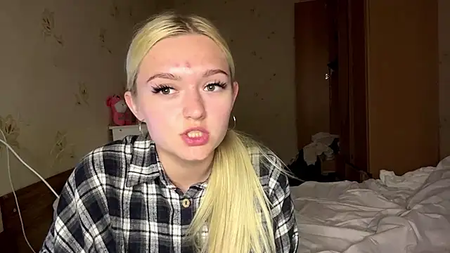 Snapshot of Sophia_Blonde chatting on 05-25-26, 04:24 Sophia Blonde online show from 05-25-26, 04:24