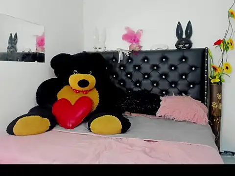 Snapshot of Alejandra_and_James_ chatting on 04-09-26, 10:15 Alejandra and James online show from 04-09-26, 10:15