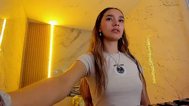 Snapshot of Paulin_roses_tf chatting on 05-15-26, 02:24 Paulin roses tf online show from 05-15-26, 02:24