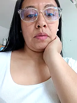 Snapshot of Violeta--7 chatting on 04-17-26, 01:47 Violeta--7 online show from 04-17-26, 01:47