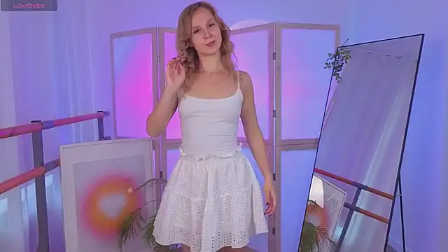sophie blossom  online show from 06-17-26, 01:45