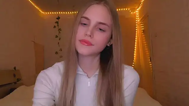 Snapshot of EveCoutch chatting on 03-27-26, 04:29 EveCoutch online show from 03-27-26, 04:29