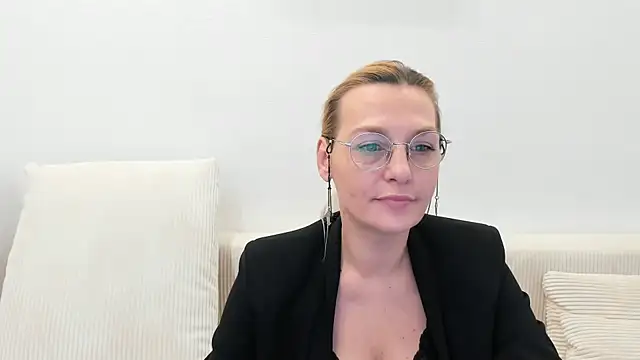 Snapshot of OeigesMik chatting on 04-03-26, 07:39 OeigesMik online show from 04-03-26, 07:39