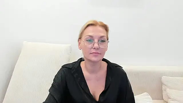 Snapshot of OeigesMik chatting on 04-04-26, 11:51 OeigesMik online show from 04-04-26, 11:51