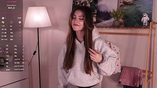 CherlyGuss online show from 04-18-26, 03:32