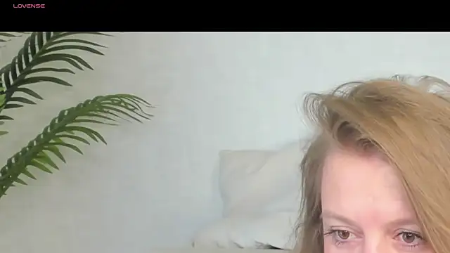 Snapshot of CleoXotie chatting on 06-13-26, 01:36 CleoXotie online show from 06-13-26, 01:36