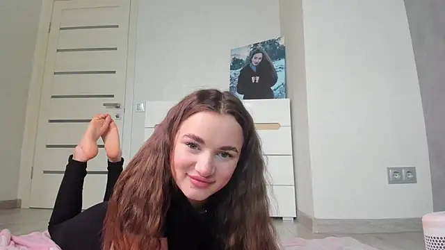 Snapshot of AlinaLuxxx chatting on 05-15-26, 10:33 AlinaLuxxx online show from 05-15-26, 10:33