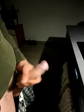 Snapshot of MassiveMask chatting on 04-13-26, 01:00 MassiveMask online show from 04-13-26, 01:00