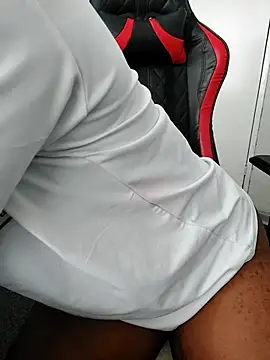 Snapshot of Dutches101 chatting on 04-14-26, 07:58 Dutches101 online show from 04-14-26, 07:58