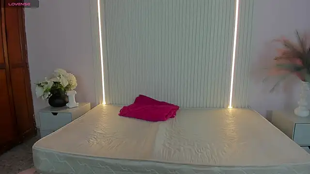 Snapshot of AliceHill8 chatting on 04-11-26, 04:44 AliceHill8 online show from 04-11-26, 04:44