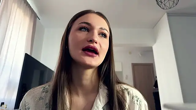 HallieHollo online show from 04-04-26, 06:11