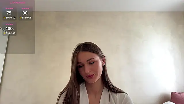 Snapshot of HallieHollo chatting on 06-27-26, 12:10 HallieHollo online show from 06-27-26, 12:10