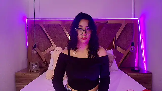 Snapshot of bella_swwan_ chatting on 06-09-26, 01:45 bella swwan online show from 06-09-26, 01:45