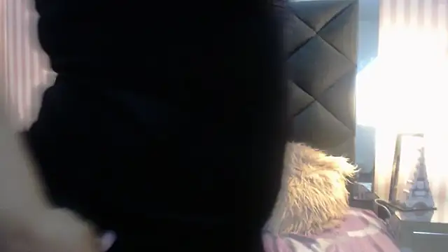 Snapshot of ViviJones chatting on 04-06-26, 08:10 ViviJones online show from 04-06-26, 08:10