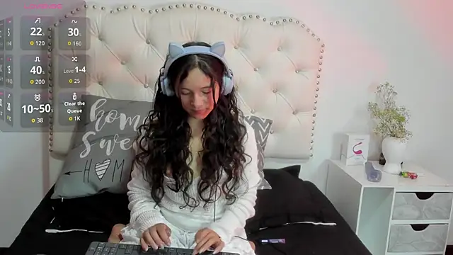 Snapshot of Honney_Bunny18 chatting on 05-17-26, 08:05 Honney Bunny18 online show from 05-17-26, 08:05