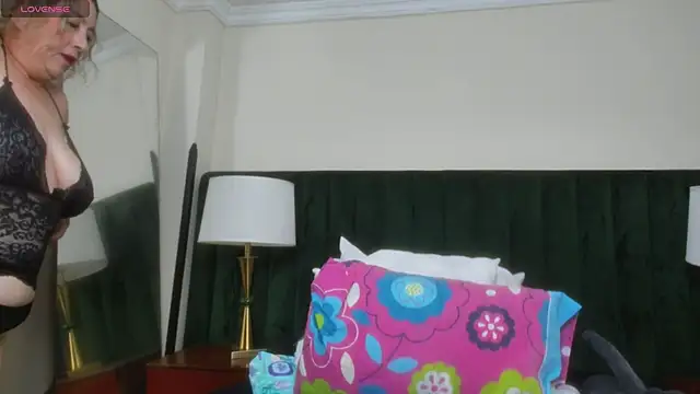 Snapshot of RoxanneSquirt chatting on 05-16-26, 12:07 RoxanneSquirt online show from 05-16-26, 12:07