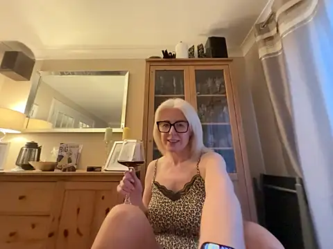 Laylaskyexx online show from 06-24-26, 09:03