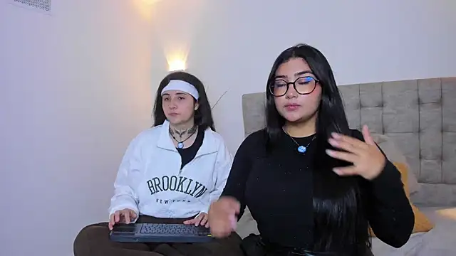 Elisa n Emma online show from 04-05-26, 07:44