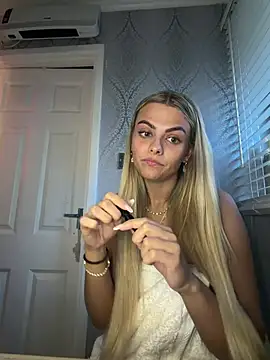 Snapshot of Alysse chatting on 04-21-26, 06:55 Alysse online show from 04-21-26, 06:55