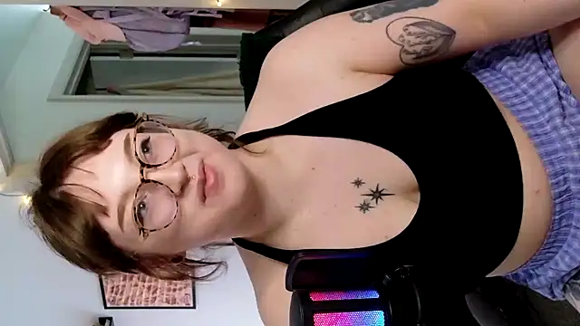 Snapshot of quinniecat chatting on 04-03-26, 07:34 quinniecat online show from 04-03-26, 07:34