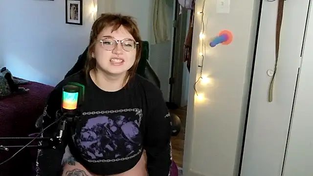Snapshot of quinniecat chatting on 04-08-26, 11:27 quinniecat online show from 04-08-26, 11:27