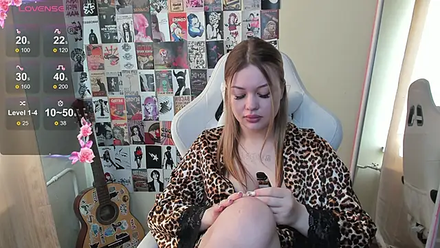 Snapshot of AmeliePeach chatting on 05-15-26, 01:45 AmeliePeach online show from 05-15-26, 01:45