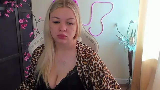 Snapshot of AmeliePeach chatting on 06-17-26, 01:30 AmeliePeach online show from 06-17-26, 01:30