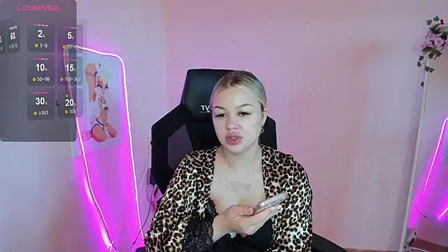 Snapshot of AmeliePeach chatting on 06-19-26, 01:43 AmeliePeach online show from 06-19-26, 01:43