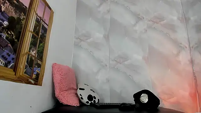 Snapshot of EllyBloom chatting on 06-14-26, 01:35 EllyBloom online show from 06-14-26, 01:35