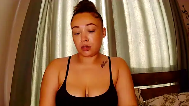 Snapshot of Theone_T chatting on 06-19-26, 06:18 Theone T online show from 06-19-26, 06:18