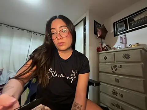 vampiralatina online show from 05-17-26, 06:11