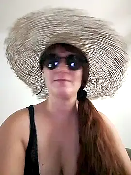 Snapshot of Maggie38 chatting on 07-18-26, 04:00 Maggie38 online show from 07-18-26, 04:00