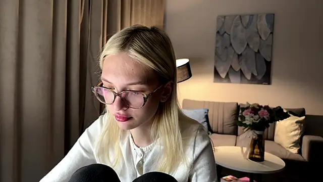 EvelineMolima online show from 04-28-26, 06:13