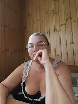 White-Chocolatte online show from 06-18-26, 02:10