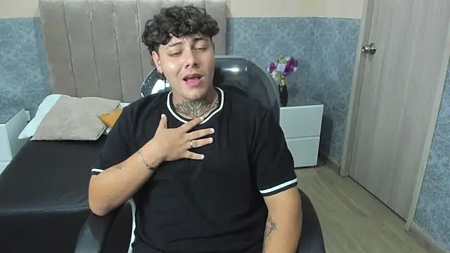 Snapshot of DAMON_SALVATTORE chatting on 04-09-26, 04:01 DAMON SALVATTORE online show from 04-09-26, 04:01