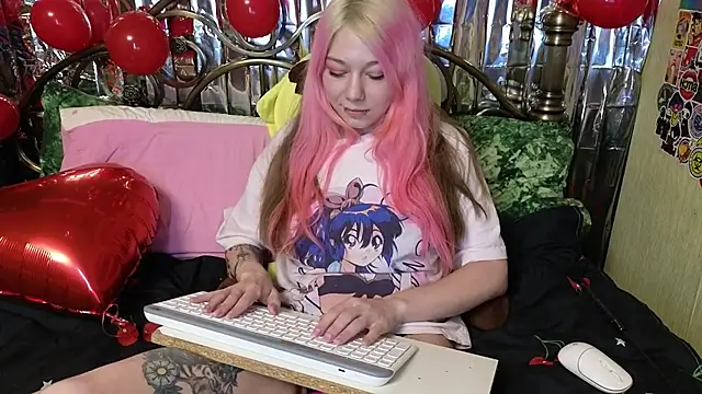 Snapshot of Sansarella chatting on 02-12-25, 07:24 Sansarella online show from 02-12-25, 07:24