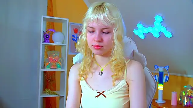 Snapshot of HannahHollis chatting on 06-17-26, 06:16 HannahHollis online show from 06-17-26, 06:16