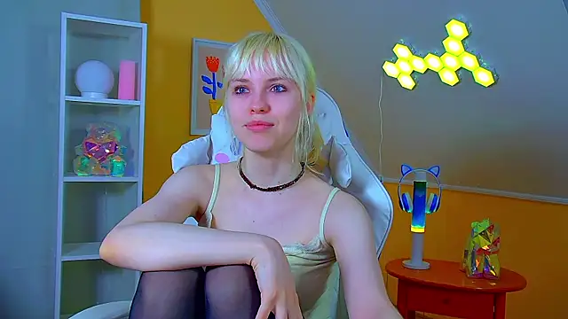 Snapshot of HannahHollis chatting on 07-09-26, 06:23 HannahHollis online show from 07-09-26, 06:23